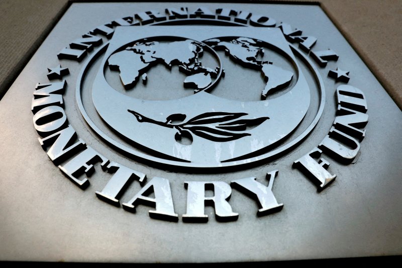 FILE PHOTO: The International Monetary Fund (IMF) logo is seen outside the headquarters building in Washington, U.S., September 4, 2018. REUTERS/Yuri Gripas/File Photo /사진=연합 지면외신화상