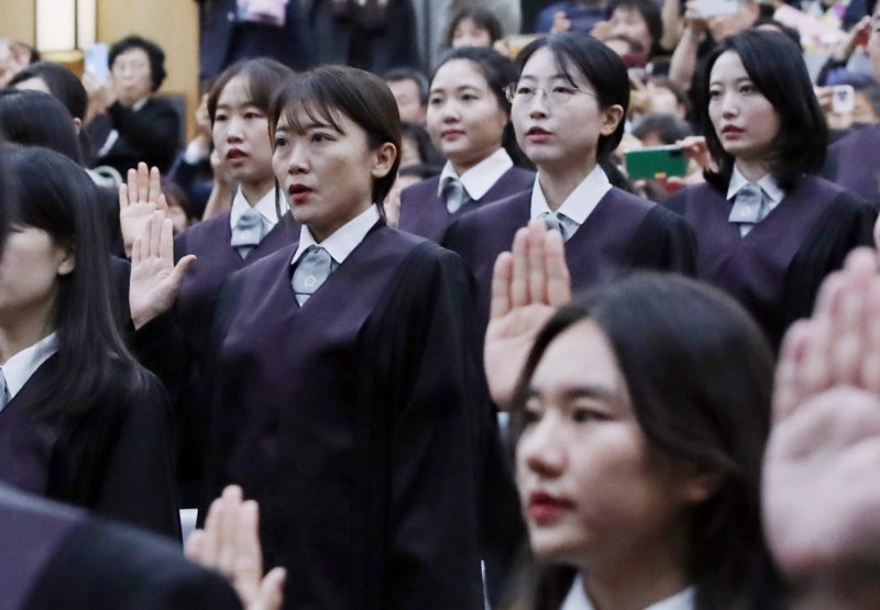 [서울=뉴시스] 김진아 기자 = 5일 오후 서울 서초구 대법원에서 열린 신임 법관 임명장 수여식에서 신임 법관들이 선서를 하고 있다. 2023.10.05. bluesoda@newsis.com