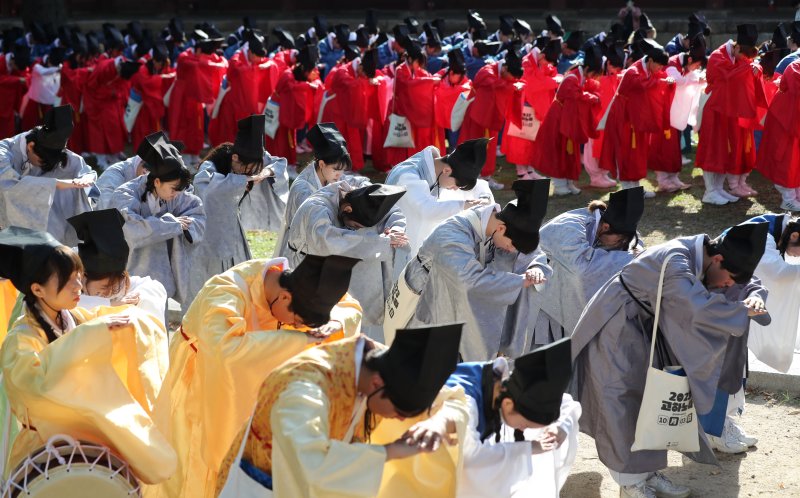 [서울=뉴시스] 김선웅 기자 = 3일 서울 종로구 성균관대학교 성균관 명륜당·대성전 일원에서 성대 공식학생단체 '청랑' 소속 학생들이 조선시대 성균관 유생 전통 의상 단령을 입고 대의사(유생들이 유소를 떠나기 전 의지를 다지는 행위) 의례를 하고 있다. 성균관대 유생문화기획단 청랑은 이날 성균관을 출발해 청계광장까지 행진해 조선시대 성균관 유생들이 임금에게 상소를 올리던 유소 문화를 현대적으로 계승 및 재해석하는 전통문화축제인 '2023 유소문화축제, 고하노라'를 개최한다. 2023.10.03. mangusta@newsis.com