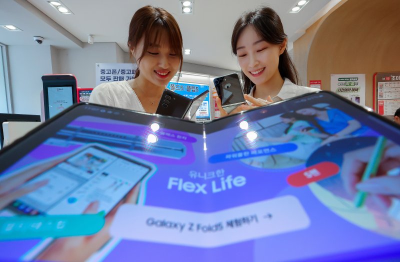 31일 오전 서울 종로구 KT 플라자 광화문역점에서 관계자들이 갤럭시Z플립5와 폴드5를 살펴보고 있다. 갤럭시 폴드 5에는 OLED의 일종인 AMOLED 디스플레이가 탑재됐다. (공동취재) 2023.7.31/뉴스1 ⓒ News1 이동해 기자