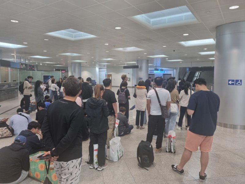 두바이 국제공항에서 대한항공 항공편 대기하는 승객들 [독자 제공. 재판매 및 DB 금지]