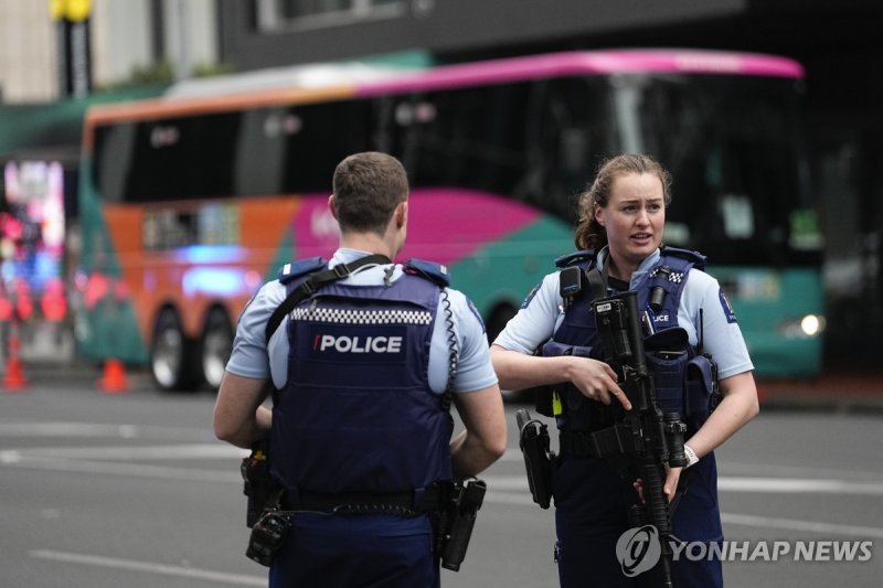 사건 현장에 출동한 뉴질랜드 경찰 Armed New Zealand police officers stand outside a hotel housing a team from the FIFA Women's World Cup in the central business district following a shooting in Auckland, New Zealand, Thursday, July 20, 2023. New Zealand police are responding to reports that a gunman has fired shot