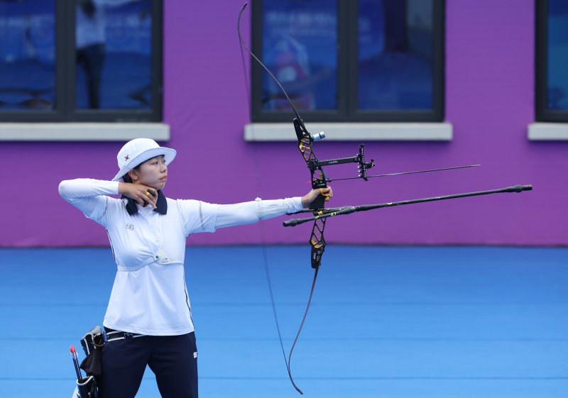 양궁에서 37년 만에 3관왕 … 리커브 임시현, 올림픽 금메달 리스트 안산꺾고 金