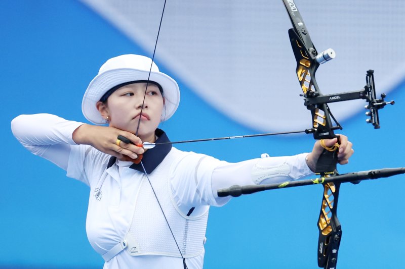 양궁에서 37년 만에 3관왕 … 리커브 임시현, 올림픽 금메달 리스트 안산꺾고 金