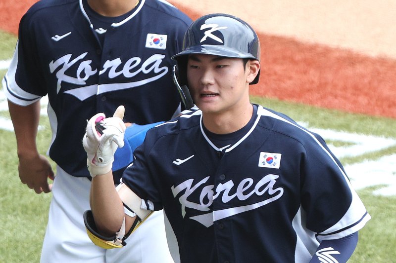 중국 항저우 인근 사오싱 야구·소프트볼 스포츠센터 1구장에서 열린 2022 항저우 아시안게임 야구 슈퍼라운드 2차전 대한민국과 중국의 경기 한국 2회초 무사 1루 상황에서 김주원이 홈런을 친 후 세리머니를 하고 있다.뉴스1