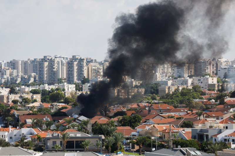 지난 7일(현지시간) 팔레스타인 가자지구에서 이스라엘 쪽으로 로켓이 발사되며 이스라엘 남부 아슈켈론에서 연기가 나고 있다. 사진=연합뉴스·로이터