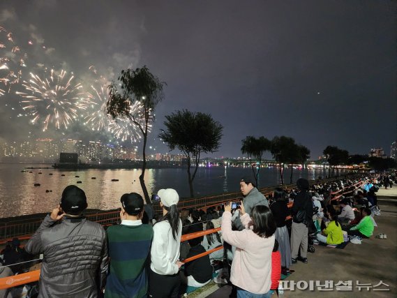 7일 서울불꽃축제를 지켜보는 시민들./사진=김동규 기자