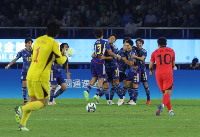 [항저우=뉴시스] 2022 항저우 아시안게임 남자 축구 결승 한국 대 일본 경기, 일본 우치노 코타로가 선취골을 넣고 선수들과 기뻐하고 있다.