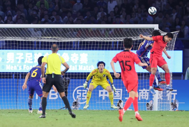 (항저우=연합뉴스) 2022 항저우 아시안게임 남자축구 대한민국과 일본의 결승전에서 조영욱이 공중볼 다툼을 하고 있다.