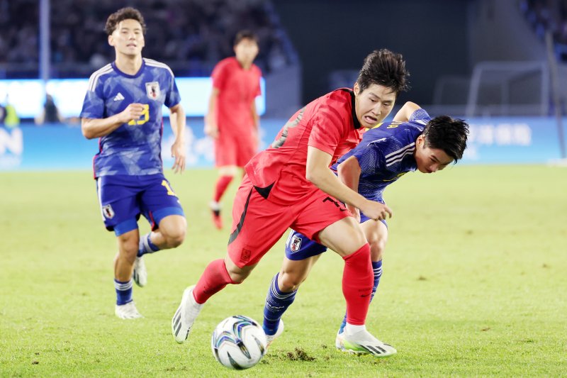 (항저우(중국)=뉴스1)2022 항저우 아시안게임 남자 축구 대한민국과 일본의 결승전에서 대한민국 이강인이 몸싸움을 벌이고 있다.