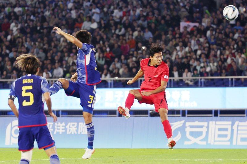 지난 2022년 열린 U-23 아시안컵 8강전서 일본에 3-0으로 무릎을 꿇었던 황선홍 감독은 지난해 항저우 아시안게임에서는 일본을 2-1로 꺾고 금메달을 목에 걸었다. 사진=뉴스1
