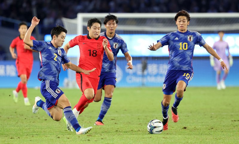 2022 항저우 아시안게임 남자축구 대한민국과 일본의 결승전. 이강인이 일본 수비 사이로 돌파를 시도하고 있다