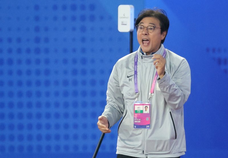 (항저우=연합뉴스) 2022 항저우 아시안게임 남자축구 대한민국과 일본의 결승전. 황선홍 감독이 작전을 지시하고 있다.