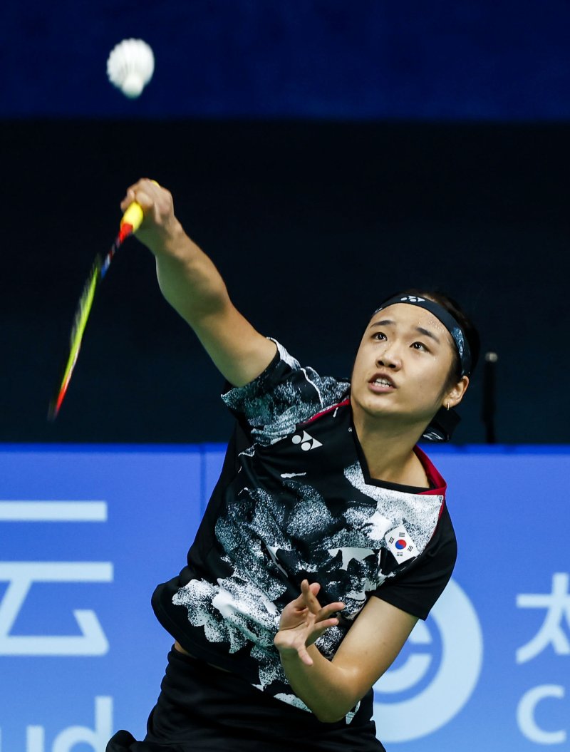 [항저우=뉴시스] 정병혁 기자 = 7일 중국 항저우 빈장체육관에서 열린 2022 항저우 아시안게임 배드민턴 여자 단식 한국 안세영 대 중국 천위페이의 경기, 안세영이 셔틀콕을 넘기고 있다. 2023.10.07. jhope@newsis.com