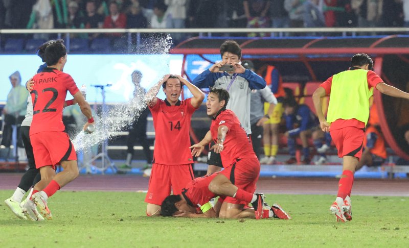 (항저우=연합뉴스) 2022 항저우 아시안게임 남자축구 대한민국과 일본의 결승전에서 2-1로 승리를 거둔 대표팀 선수들이 기뻐하고 있다. 한국은 대회 최초 3연패를 기록했으며, 총 6번 우승을 차지하게 됐다.
