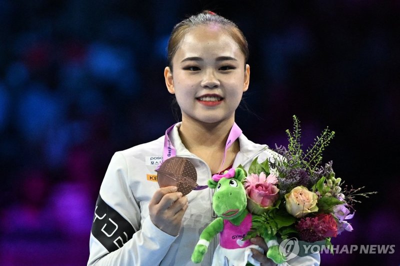 여서정, 한국 여자 선수로 최초로 세계선수권 메달 획득 Third-placed Korea's Seojeong Yeo celebrates on the podium after the Women's Vault Final during the 52nd FIG Artistic Gymnastics World Championships, in Antwerp, northern Belgium, on October 7, 2023. (Photo by Lionel BONAVENTURE / AFP)