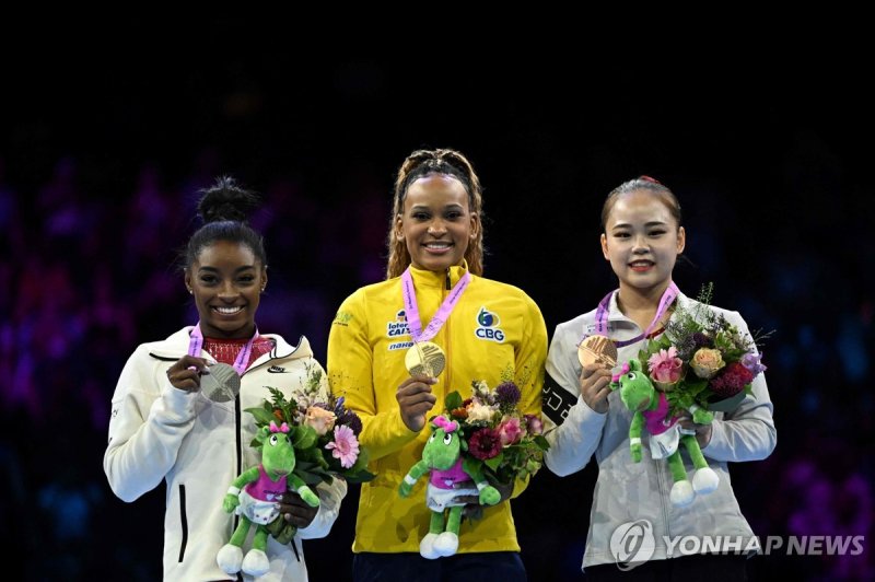 세계선수권 도마 메달리스트 (From L) Second-placed US' Simone Biles, winner Brasil's Rebeca Andrade and third-placed Korea's Seojeong Yeo celebrate on the podium after the Women's Vault Final during the 52nd FIG Artistic Gymnastics World Championships, in Antwerp, northern Belgium, on October 7, 2023. (Photo by 