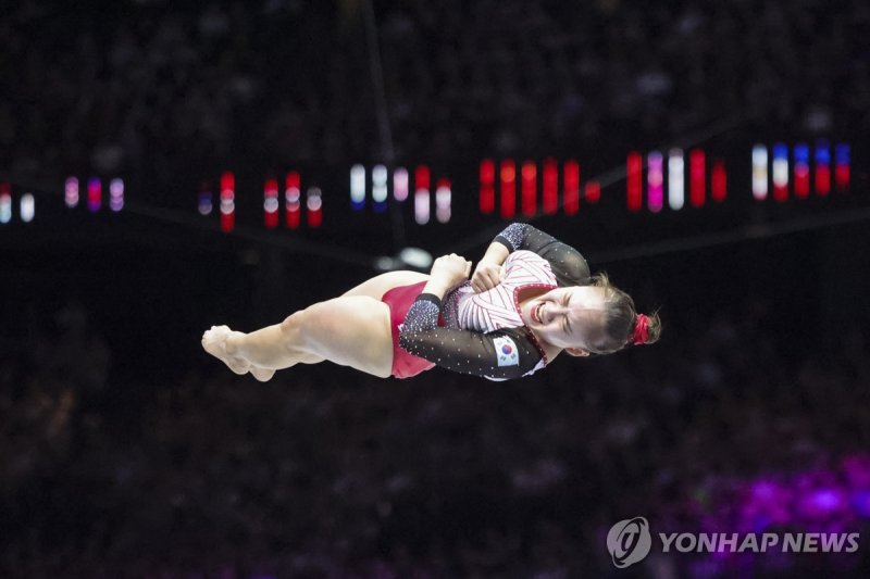 공중에서 비틀어 착지하는 여서정 epa10905427 Seojeong Yeo of South Korea performs in the Women's Vault Final at the Artistic Gymnastics World Championships in Antwerp, Belgium, 07 October 2023. EPA/OLIVIER MATTHYS