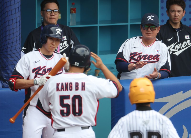 [사오싱=뉴시스] 조수정 기자 = 3일 중국 저장성 사오싱 2야구장에서 열린 2022 항저우 아시안게임 야구 B조 조별리그 3차전 대한민국 대 태국 경기, 한국 강백호가 2타점 1루타로 출루한 뒤 김동헌 타석 때 홈인, 류중일 감독의 박수를 받고 있다. 2023.10.03. chocrystal@newsis.com