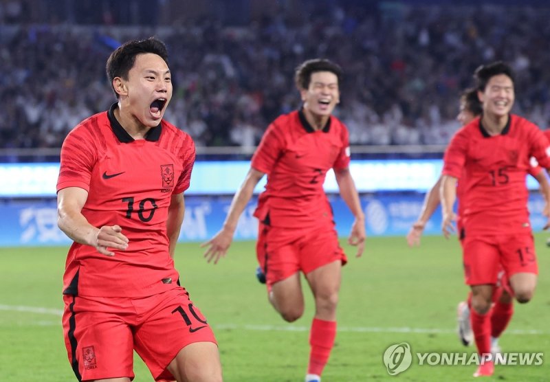 (항저우=연합뉴스) 연령별 대표로만 10년 동안 80경기 넘게 출전한 조영욱(24)이 마지막 경기에서 한국 남자 축구의 우승을 이끌며 명예롭게 '조기 전역'을 신고했다.