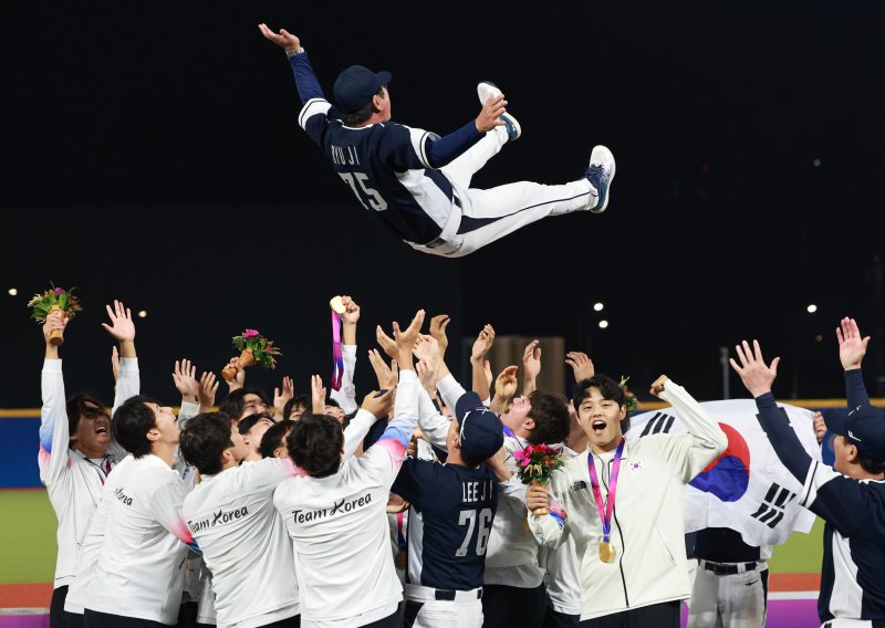 (사오싱[중국]=연합뉴스) 2022 항저우 아시안게임 결승, 대만과 대한민국의 경기에서 2-0으로 승리하며 금메달을 획득한 대한민국 류중일 감독이 선수들로부터 헹가래를 받고 있다. 2023.10.7 hihong@yna.co.kr (끝)