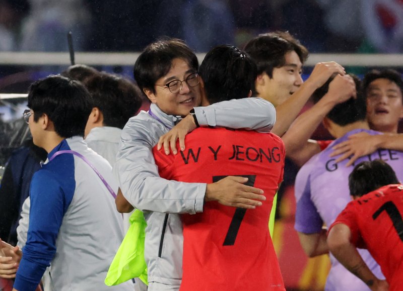 [항저우=뉴시스] 2022 항저우 아시안게임 남자 축구 결승 한국 대 일본 경기, 한국이 일본을 꺾고 금메달을 획득했다. 황선홍 감독이 선수들을 안으며 기뻐하고 있다.
