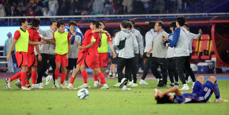 중국 항저우 황룽 스포츠센터 스타디움에서 열린 2022 항저우 아시안게임 남자축구 결승전에서 일본을 2-1로 이기고 금메달을 획득한 한국 선수들이 환호하고 있다.연합뉴스