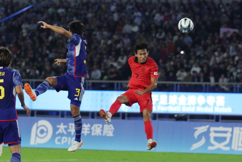 [항저우=뉴시스] 2022 항저우 아시안게임 남자 축구 결승 한국 대 일본 경기, 전반전 한국 정우영이 헤딩으로 동점골을 넣고 있다.