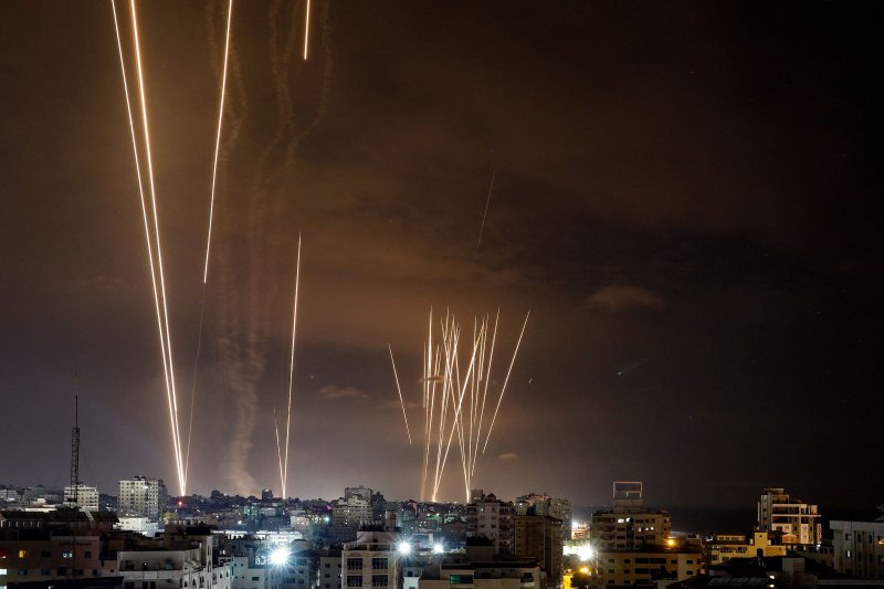 팔레스타인 가자지구에서 7일(현지시간) 하마스 민병대가 이스라엘을 향해 로켓을 발사하고 있다. 유나이티드, 덽, 아메리칸 등 미국 메이저 3개 항공사들과 독일 루프트한자 등 각 항공사들은 이스라엘행 항공편을 취소하거나 회항하고 있다. AFP연합