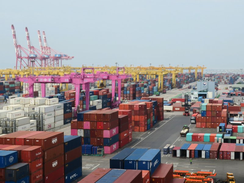 [인천=뉴시스] 김동영 기자 = 1일 오전 인천 연수구 인천신항 컨테이너 터미널에 컨테이너가 쌓여있다. 자동차 수출 호조에도 최대 수출품목인 반도체 가격 하락이 지속되면서 수출이 8개월 연속 감소했다. 지난달 무역적자는 21억 달러(약 2조7783억원)를 기록하며 15개월째 적자 행진을 이어갔다. 이날 산업통상자원부가 발표한 '5월 수출입 동향'에 따르면 지난달 수출은 전년 동기 대비 15.2% 감소한 522억4000만 달러(69조1135억원)를 기록했다. 2023.06.01. dy0121@newsis.com