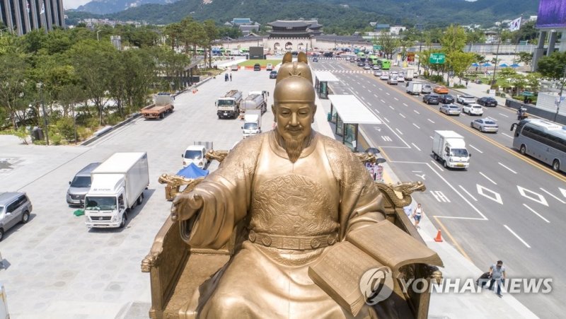 "세종대왕상에도 낙서하라" '경복궁 낙서' 배후자 추가 지시 정황 드러나