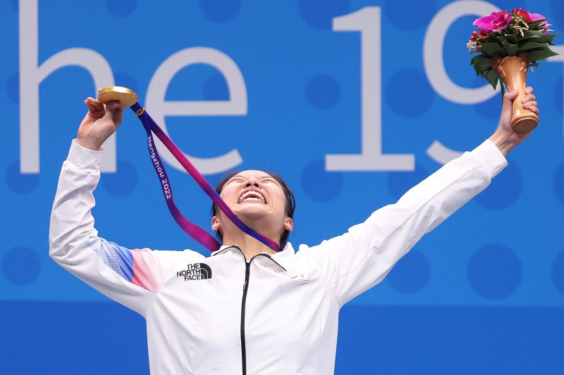 안세영이 7일 중국 항저우 빈장체육관에서 열린 2022 항저우 아시안게임 배드민턴 여자 단식 메달 수여식에서 세리머니를 하고 있다. 안세영은 천위페이를 만나 게임 스코어 2대 1로 이겼다. 한국 선수가 아시안게임 여자 단식 결승에서 우승한 것은 1994 히로시마 대회 방수현 이후 29년 만이다. 2023.10.7/뉴스1 ⓒ News1 신웅수 기자 /사진=뉴스1