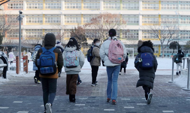 서울시내 한 초등학교에서 학생들이 등교를 하고 있다. 2023.1.27/뉴스1 ⓒ News1 박세연 기자
