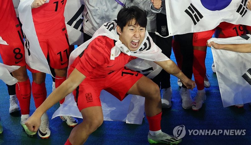 (항저우=연합뉴스) 2022 항저우 아시안게임 남자축구 결승전에서 일본을 2-1로 이기고 금메달을 획득한 한국의 이강인이 환호하고 있다.