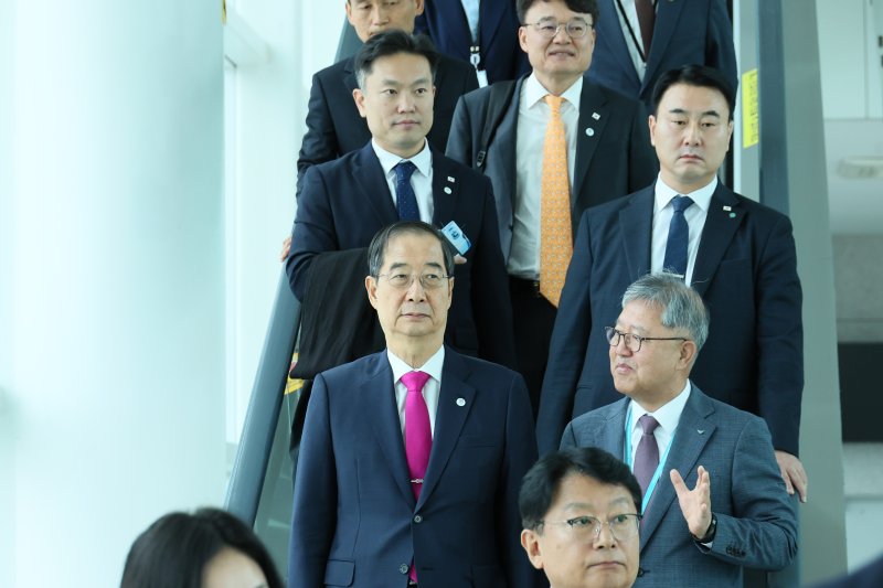 출국하는 한덕수 국무총리 (서울=연합뉴스) 한덕수 국무총리가 유럽 4개국 순방을 위해 8일 인천국제공항을 통해 출국하고 있다. 2023.10.8 [국무총리실 제공. 재판매 및 DB 금지] photo@yna.co.kr (끝)