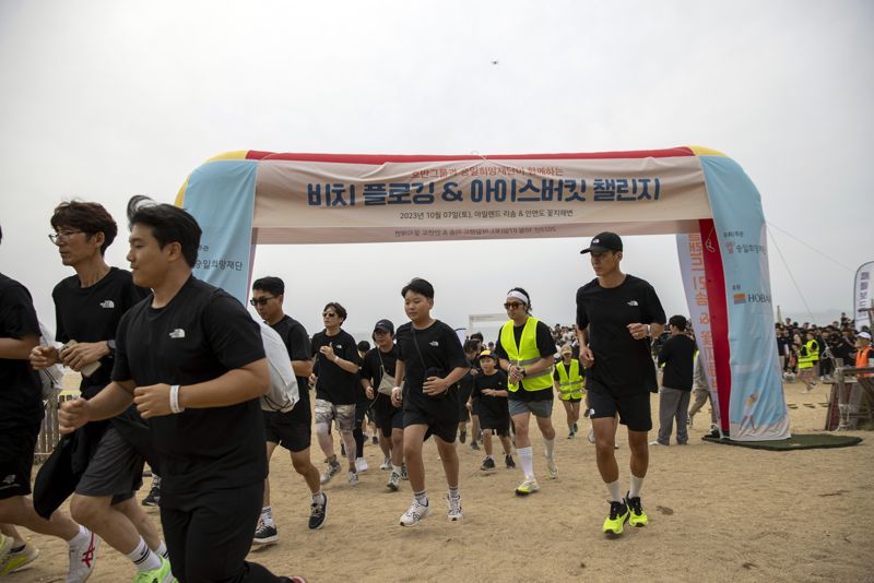 지난 7일 충남 안면도 꽃지해변에서 호반그룹 임직원 봉사단원들이 비치 플로깅에 참여하고 있다. 호반그룹 제공