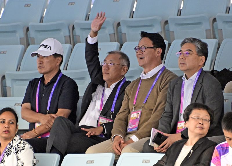 지난 6일 중국 항저우 푸양 인후 스포츠센터에서 열린 양궁 리커브 남자 단체전에서 정의선 현대자동차그룹 회장(대한양궁협회 회장, 왼쪽 두번째)이 선수들을 향해 손을 들어 보이고 있다. 대한양궁협회 제공