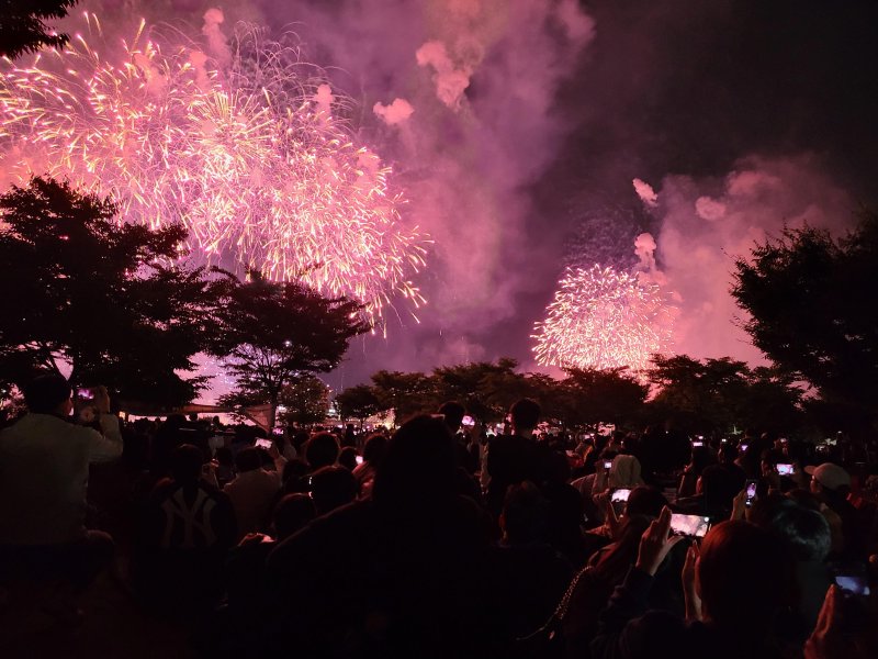 지난 7일 저녁 서울 여의도 한강공원 일대에서 열린 '2023 서울세계불꽃축제'를 시민들이 관람하고 있다. 연합뉴스