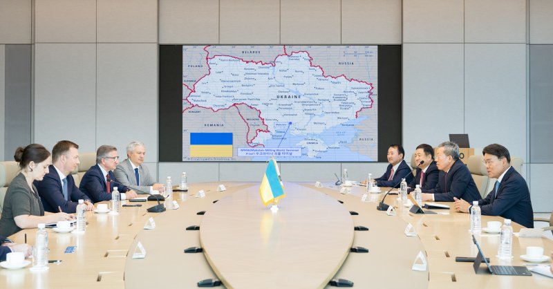 최정우 포스코그룹 회장(오른쪽 첫번째)이 지난 6일 방한 우크라이나 의원단과 재건 협력을 논의하고 있다. 포스코홀딩스 제공