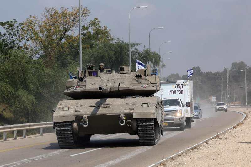 8일(현지시간) 이스라엘 남부 스데로트에서 이스라엘군 전차가 이동하고 있다.AFP연합뉴스