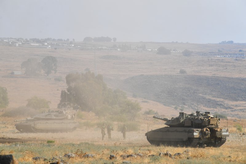 8일(현지시간) 이스라엘 북부의 레바논 국경 지역에서 이스라엘군 전차들이 기동하고 있다.신화연합뉴스