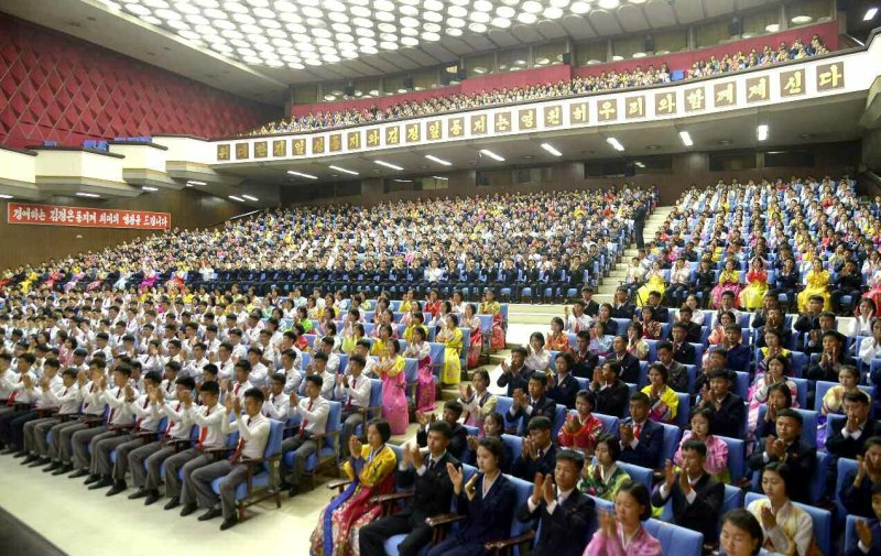 북한 청년학생들이 지난 6일 평양 청년중앙회관에서 '노동당 창건 78돌' 경축모임을 진행했다. 사진=노동신문 캡처