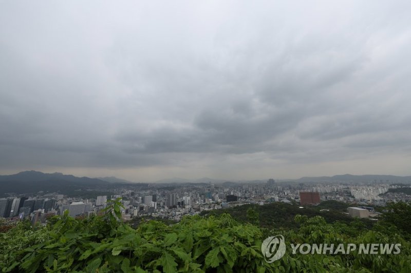 오늘 날씨 흐림 (서울=연합뉴스) 박동주 기자 = 전국이 흐리고 비가 내린 25일 오전 남산에서 바라본 하늘. 2023.4.25 pdj6635@yna.co.kr (끝)