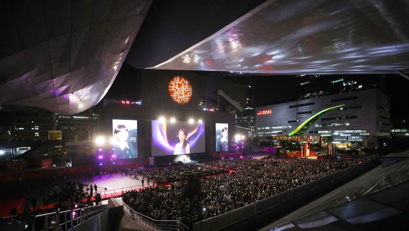 배우 박은빈이 4일 오후 부산 해운대구 영화의전당에서 열린 ‘제28회 부산국제영화제’(BIFF) 개막식에서 첫 단독 진행을 하고 있다. 2023.10.4/뉴스1 ⓒ News1 권현진 기자