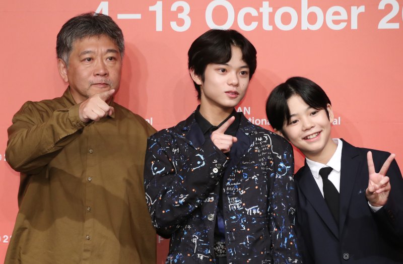 고레에다 히로카즈 감독(왼쪽부터)과 배우 쿠로카와 소야, 히이리기 히나타가 6일 오후 부산 해운대구 KNN시어터에서 진행된 갈라 프레젠테이션 '괴물' 기자회견에서 포즈를 취하고 있다. 2023.10.7/뉴스1 ⓒ News1 권현진 기자