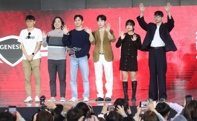 홍정성 작가(왼쪽부터)와 이정곤 감독, 배우 유승호, 김종휘, 이주영, 유수빈 7일 부산 해운대구 영화의전당 BIFFXGENESIS 야외무대에서 열린 제28회 부산국제영화제 영화 ‘거래’ 오픈토크에서 인사를 하고 있다. 2023.10.7/뉴스1 ⓒ News1 권현진 기자