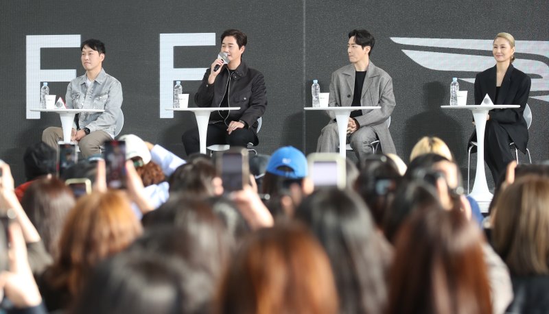 최정열 감독(왼쪽부터)과 유지태, 이준혁, 김소진이 6일 오후 부산 해운대 영화의 전당에서 열린 제28회 부산국제영화제(BIFF) ‘비질란테’ 오픈토크에서 팬과 즐거운 시간을 보내고 있다. 2023.10.6/뉴스1 ⓒ News1 권현진 기자