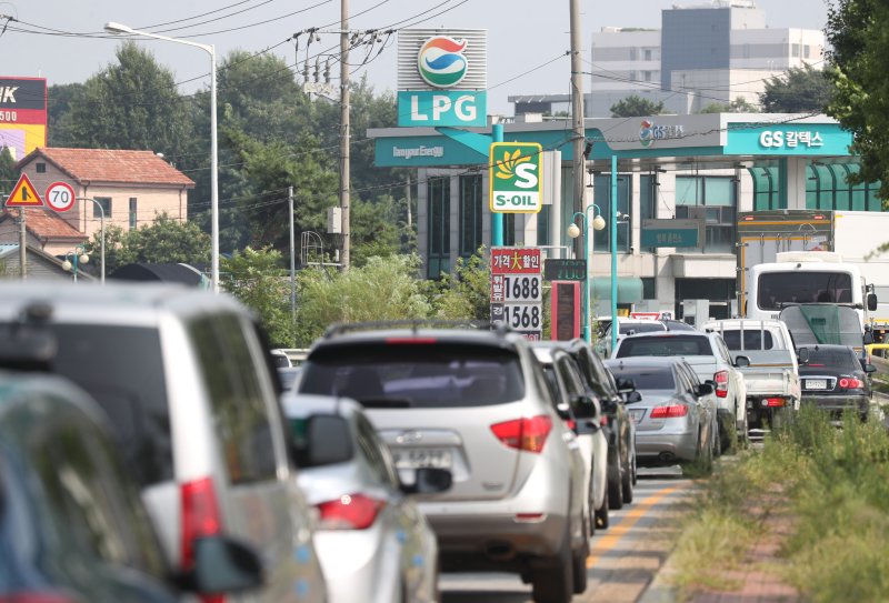 휘발유와 경유 등 기름값이 연일 상승세를 이어가고 있는 16일 오후 경기 수원시의 한 주유소에서 자동차들이 기름을 넣기 위해 길게 줄 서 있다. 2023.8.16/뉴스1 ⓒ News1 김영운 기자