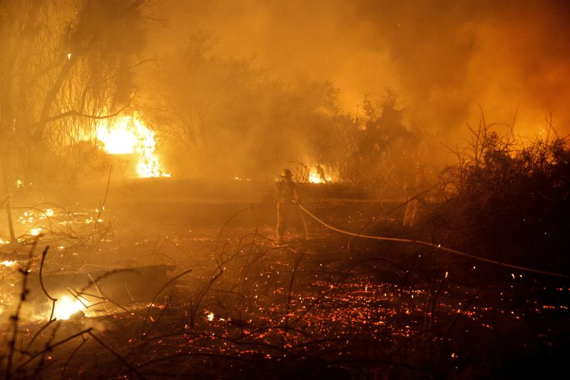 7일(현지시간) 하마스 공격으로 불타고 있는 이스라엘. 소방대원이 화재를 진압하고 있다. /사진=로이터 뉴스1