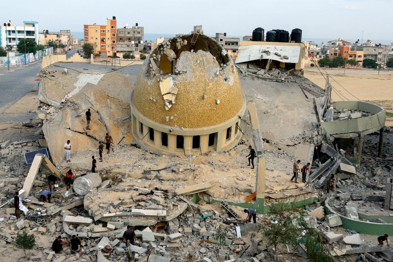 지난달 8일(현지시간) 팔레스타인 가자지구의 칸 유니스 지역에서 이스라엘군의 공습으로 무너진 이슬람 사원.로이터뉴스1